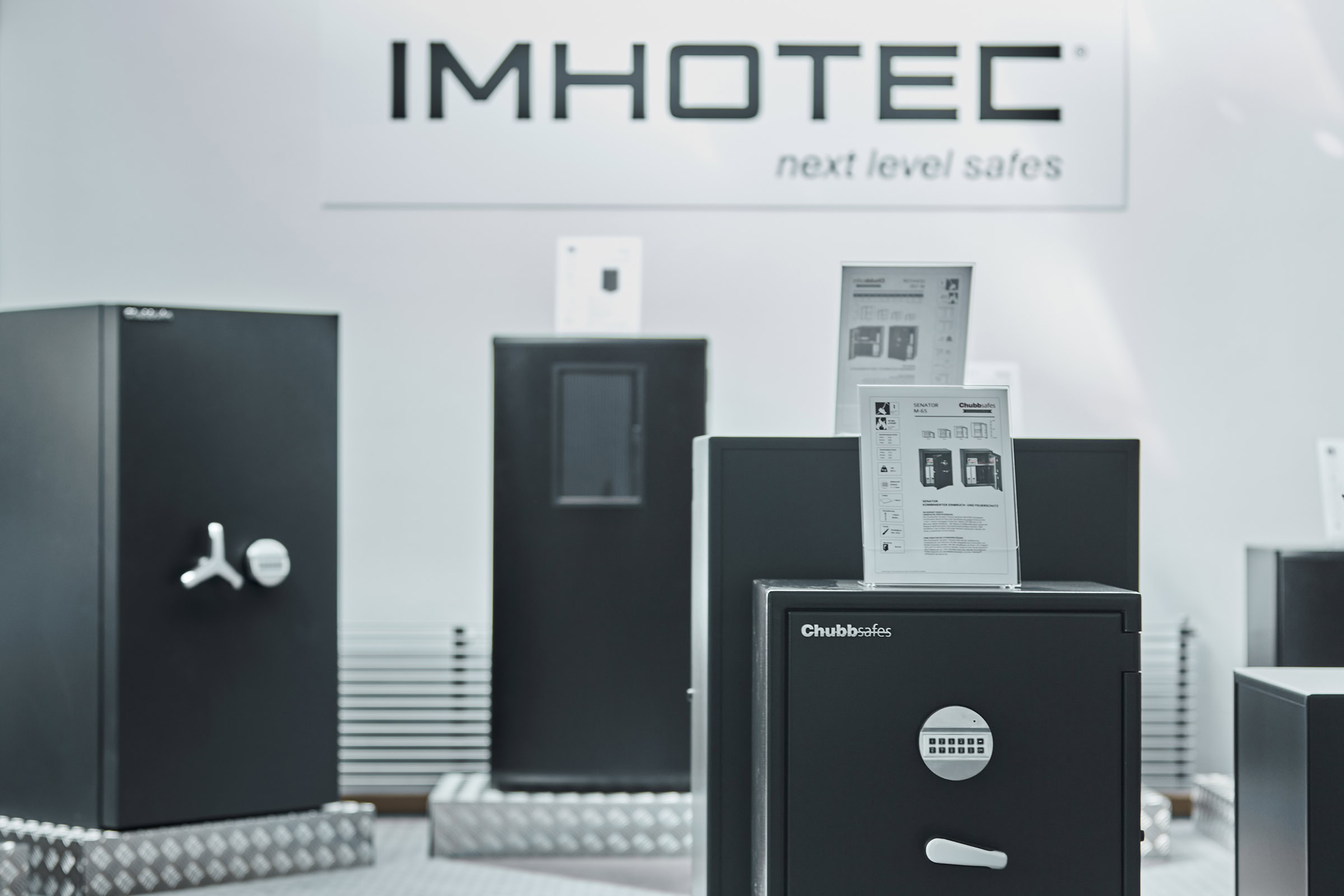 IMHOTEC-Showroom: mehrere zertifizierte Tresore nebeneinander in heller Ausstellungsfläche.
